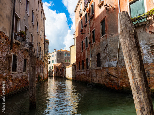 A typical canal of Venice © Nikokvfrmoto