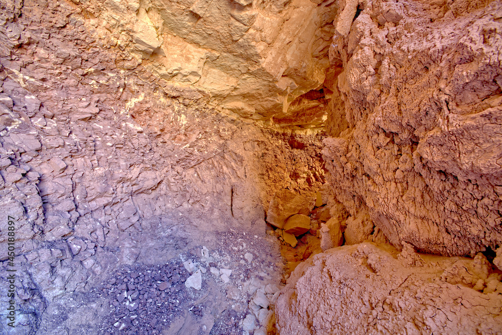 Obraz premium Red Basin Cave Tunnel in Petrified Forest AZ