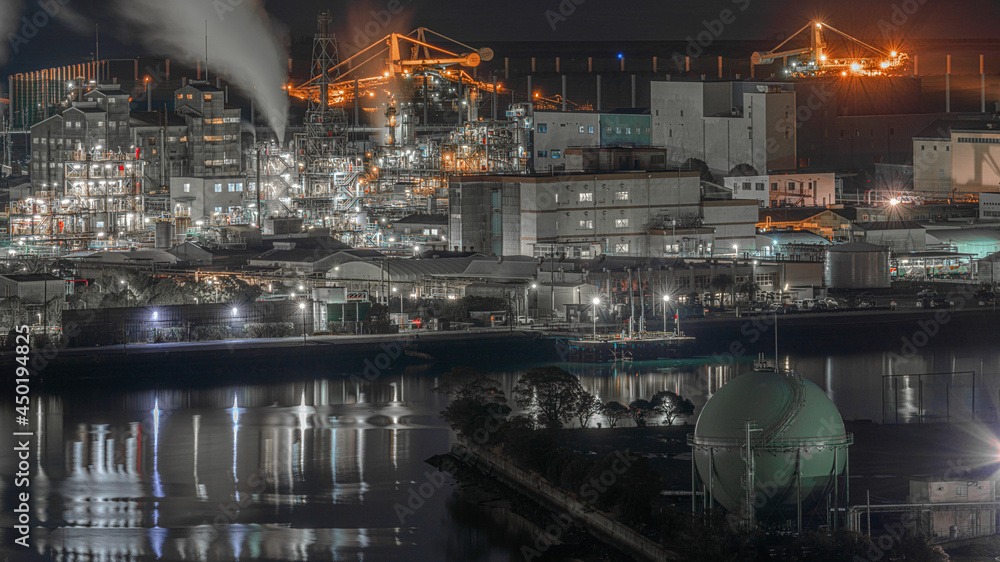 Fototapeta premium 工場夜景 素材 コピースペース
