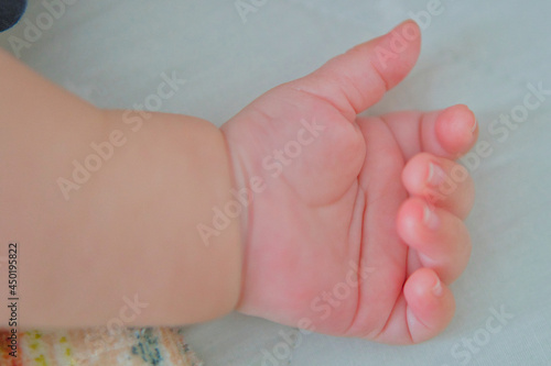 赤ちゃんのかわいい小さな手