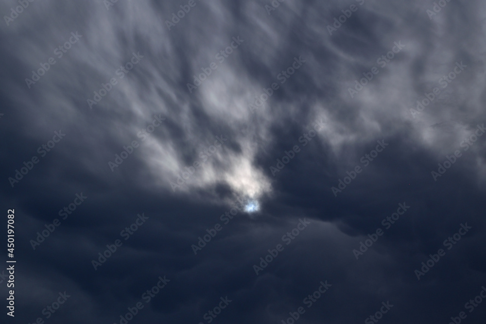 Obraz premium sol entre nubes de tormenta