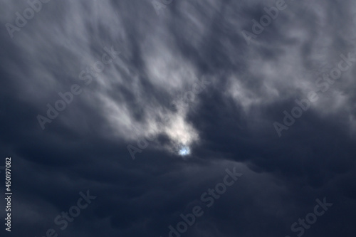 sol entre nubes de tormenta