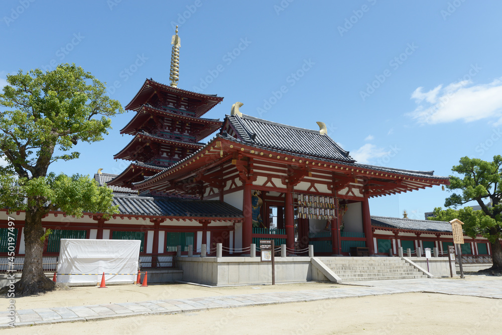 Fototapeta premium 四天王寺 五重塔と仁王門 大阪市天王寺区