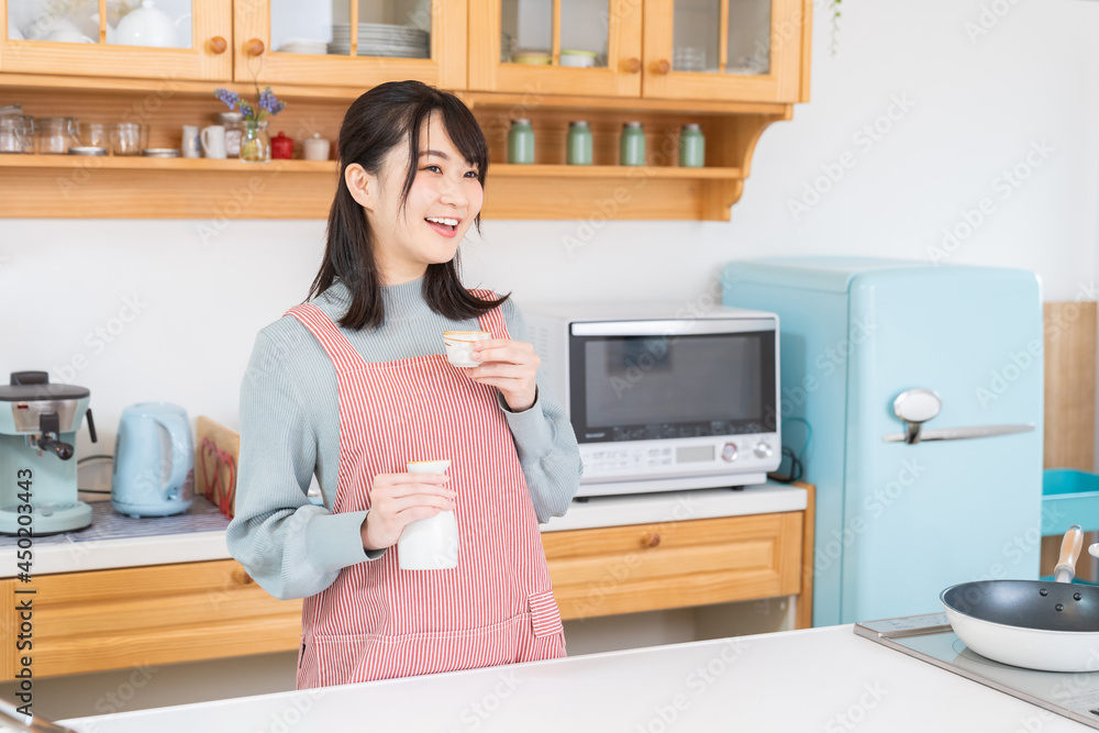 キッチンでお酒を飲む女性 キッチンでお酒を飲む女性