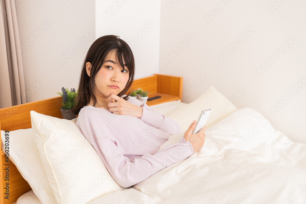 女性 パジャマ スマホ 考える 女性 パジャマ スマホ 考える