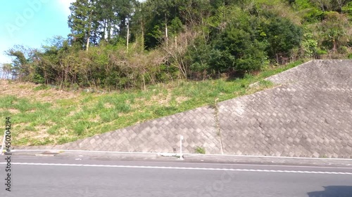 高速道路をドライブ　車窓から見える風景