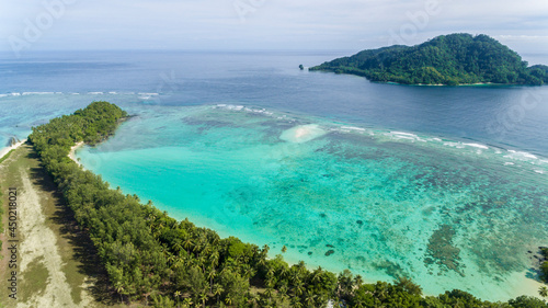 Fototapeta Naklejka Na Ścianę i Meble -  Tropical islands with aquatic marine reefs close to shore.