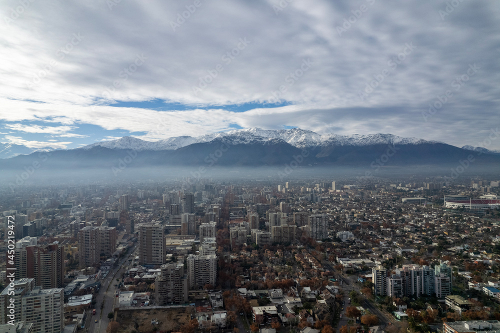 Obraz premium time clouds over the city