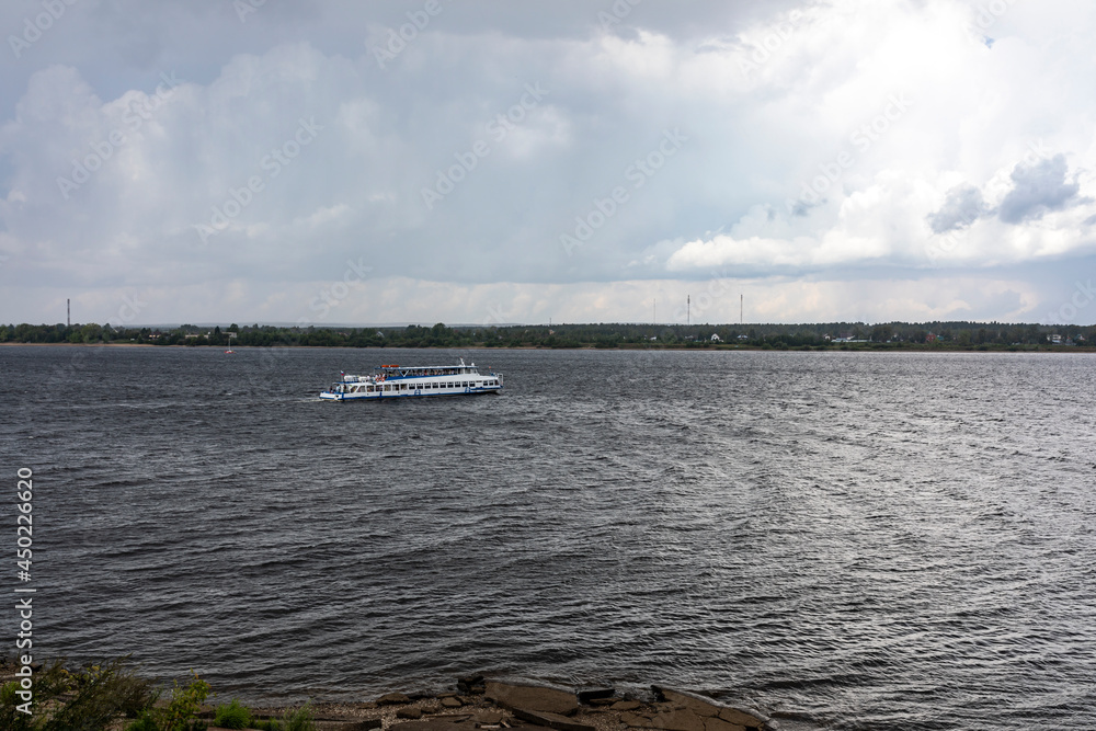 Obraz premium Boat on the river