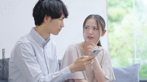 Cuadro en lienzo スマホを見る若い夫婦・カップル