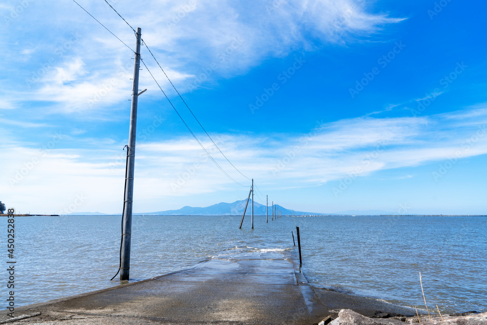 Fototapeta premium [熊本県]晴天の長部田海床路と雲仙普賢岳