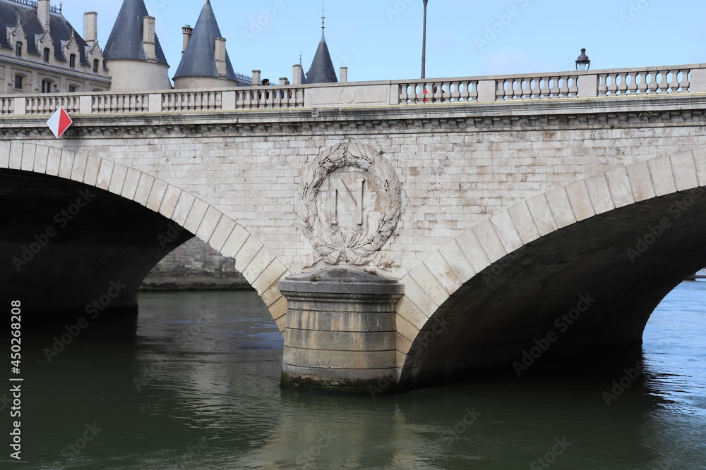 Fototapeta premium Le pont au Change sur le fleuve Seine, avec la Conciergerie en arrière plan, ville de Paris, France