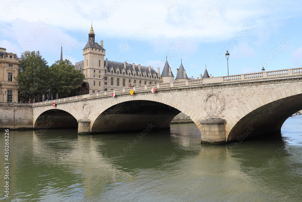 Le pont au Change sur le fleuve Seine, avec la Conciergerie en arrière plan, ville de Paris, France