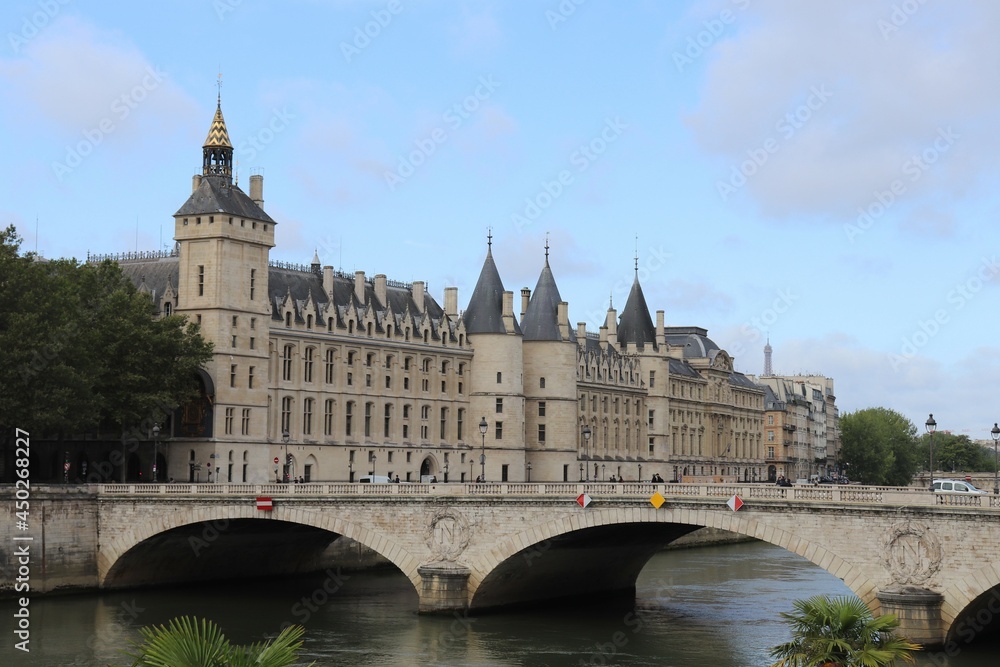 Le pont au Change sur le fleuve Seine, avec la Conciergerie en arrière plan, ville de Paris, France