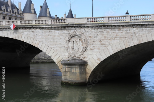 Le pont au Change sur le fleuve Seine, avec la Conciergerie en arrière plan, ville de Paris, France photo