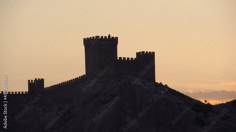 Sylwetka zamku w Sudaku pod czas zachodu słońca, Krym, Ukraina - obrazy, fototapety, plakaty 
