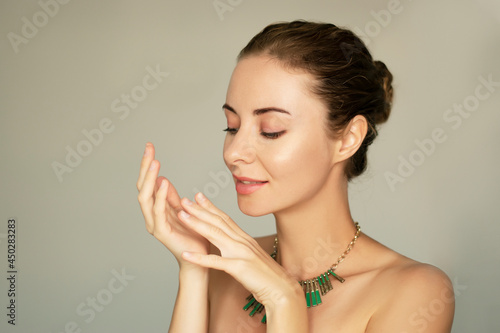 Fotografie High-end rotuch portrait of 30 years old blond woman with perfect skin