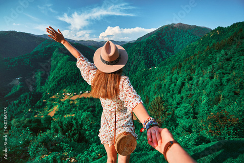 Fotografía Follow me concept and traveling together