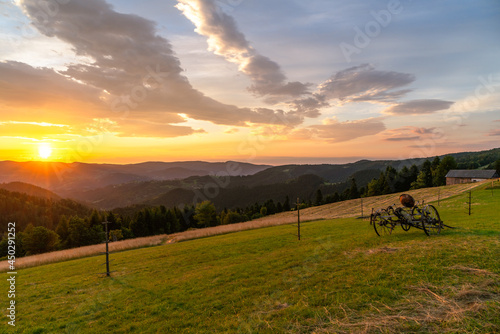 Beskid Sądecki, wschód słońca nad Piwniczną-Zdrój, Widok z Obidza na pasmo Jaworzyny. konna przegrabiarka do siana, na łące