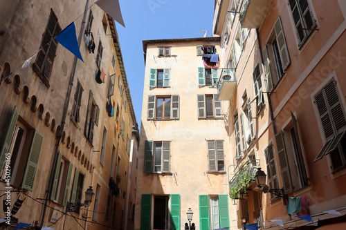 Historische Fassaden in der Altstadt von Nizza, Frankreich © finecki