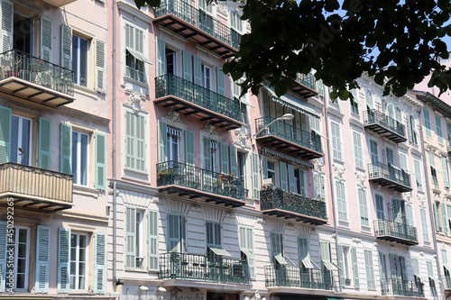 Sanierte Altbauten des 19. Jahrhunderts im Viertel Jean-Médecin und in der Innenstadt von Nizza, Frankreich © finecki