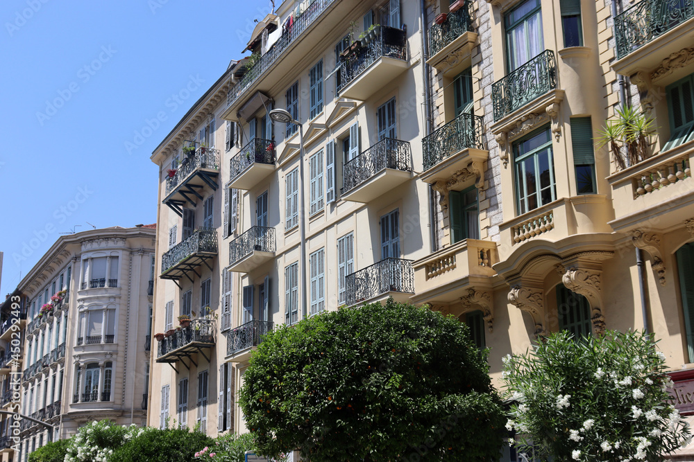 Fototapeta premium Sanierte Altbauten des 19. Jahrhunderts im Viertel Jean-Médecin und in der Innenstadt von Nizza, Frankreich