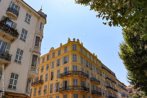 Fototapeta Naklejka Na Ścianę i Meble -  Sanierte Altbauten des 19. Jahrhunderts im Viertel Jean-Médecin und in der Innenstadt von Nizza, Frankreich