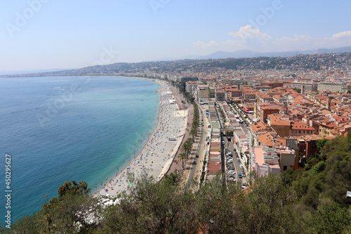 Die Küste von Nizza, Frankreich mit der Promenade d'Anglais von der Colline de Château aus gesehen