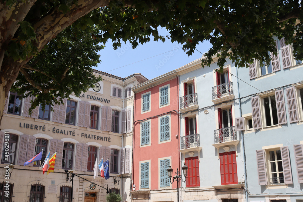 Der begrünte Marktplatz von Brignoles, Provence, Cote d'Azur, Frankreich