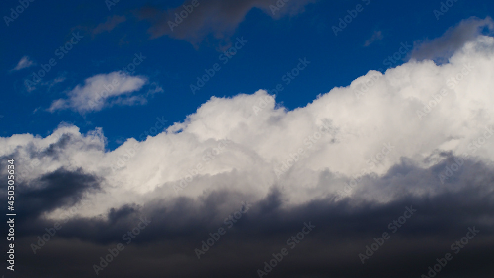 Gros cumulus défilant dans un ciel limpide, dans un régime de temps de traîne, derrière une perturbation atlantique