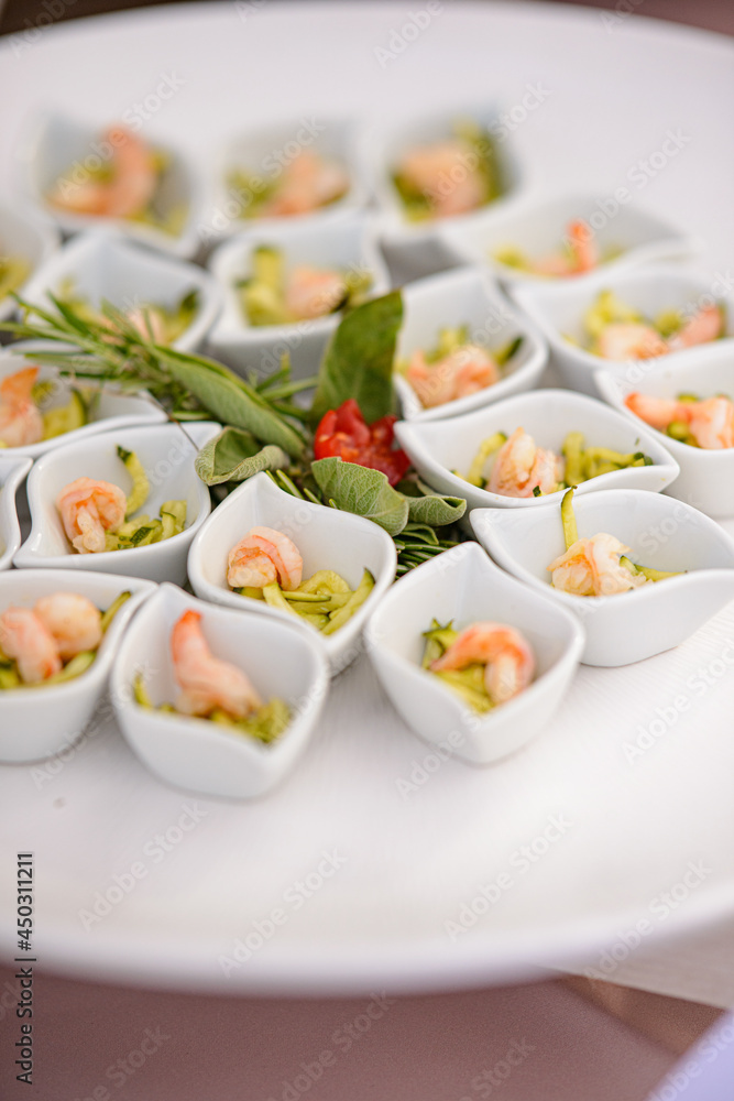 Golosi antipastini finger food a base di pesce in ciotoline monoporzione di ceramica bianca Golosi antipastini finger food a base di pesce in ciotoline monoporzione di ceramica bianca