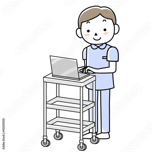 回診用ワゴンの上でパソコンを操作する看護師