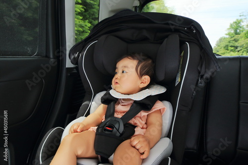 運転中の車のチャイルドシートに乗っている赤ちゃん