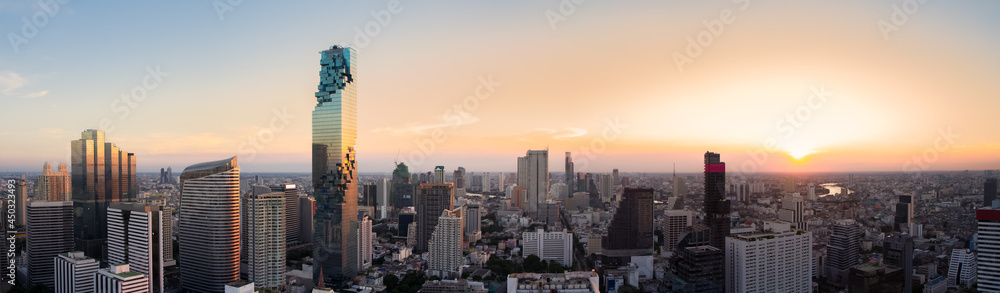 Fototapeta premium Bangkok city at twilight with skyline,Thailand