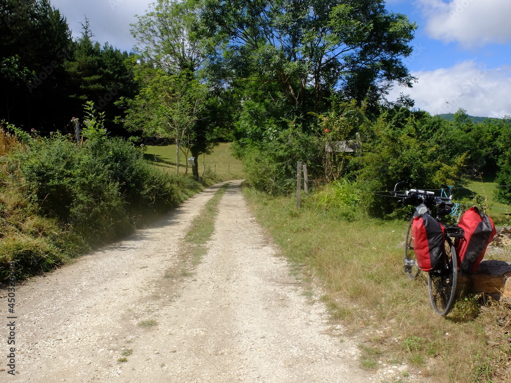vélo avec sacoches pour randonnée itinérante dans la campagne vélo avec sacoches pour randonnée itinérante dans la campagne