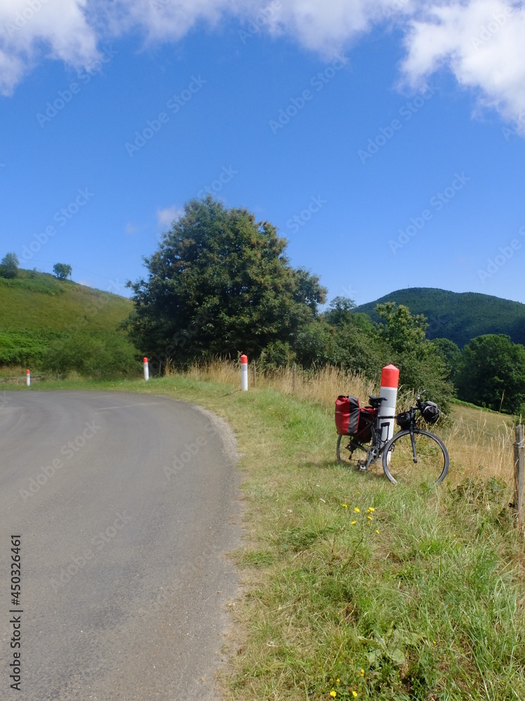 Fototapeta premium vélo avec sacoches pour randonnée itinérante dans la campagne