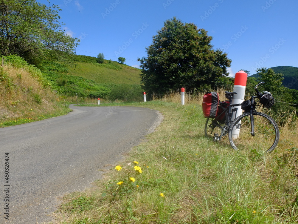 vélo avec sacoches pour randonnée itinérante dans la campagne