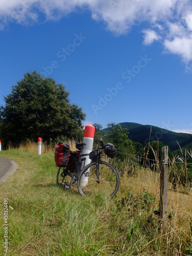 vélo avec sacoches pour randonnée itinérante dans la campagne