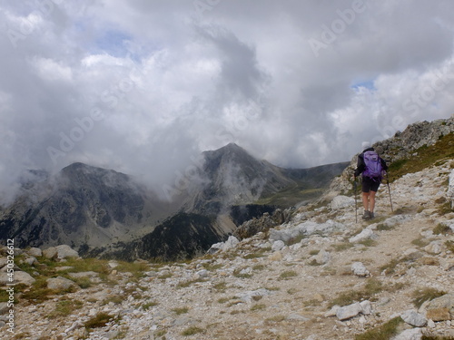 randonneurs en montagne pendant l'orage et les nuages