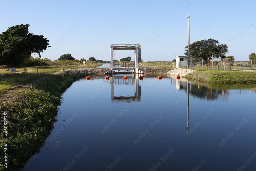 Obraz premium South Florida Irrigation canal, Florida City, FL