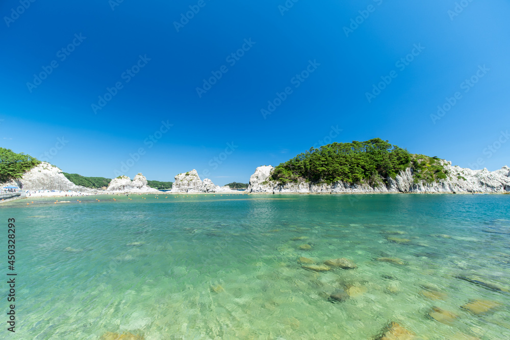 Fototapeta premium 夏の青空と岩手県宮古市の浄土ヶ浜