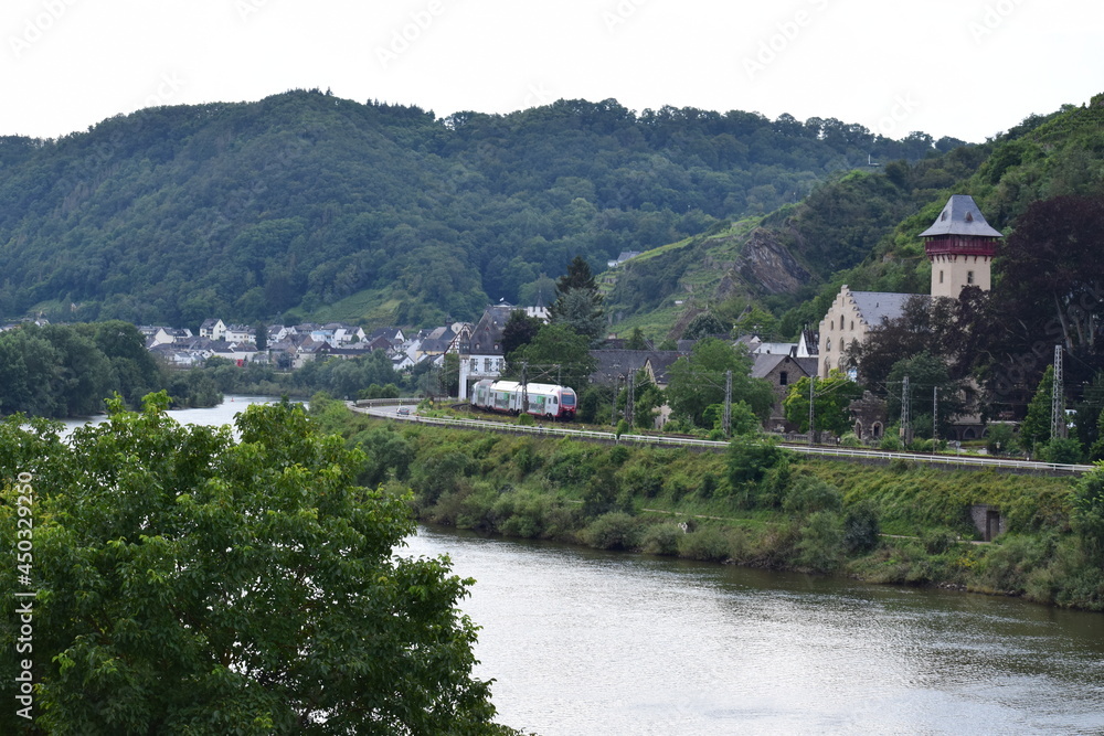 Oberburg Kobern-Gondorf am Moselufer mit Hautstraße durch die Burg
