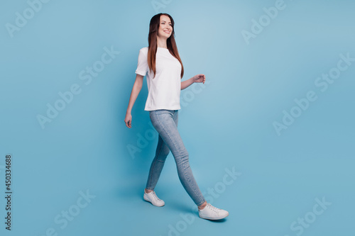 Photo full body view of woman walking isolated on blue background