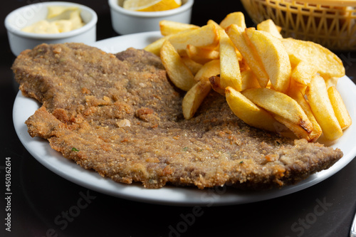 Foto milanesa con papas