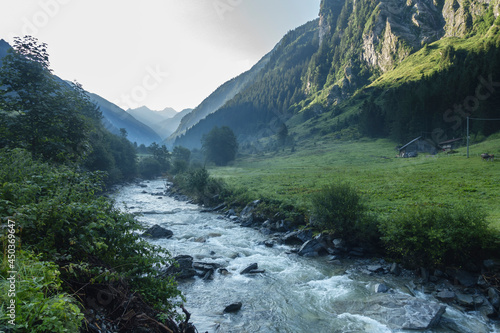 Morgennebel im Gebirgstal 