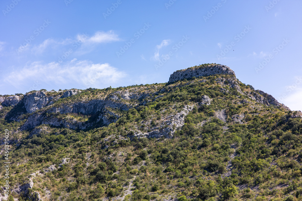 Vue sur le Massif de la Séranne depuis les gorges de Buèges (Occitanie, France)