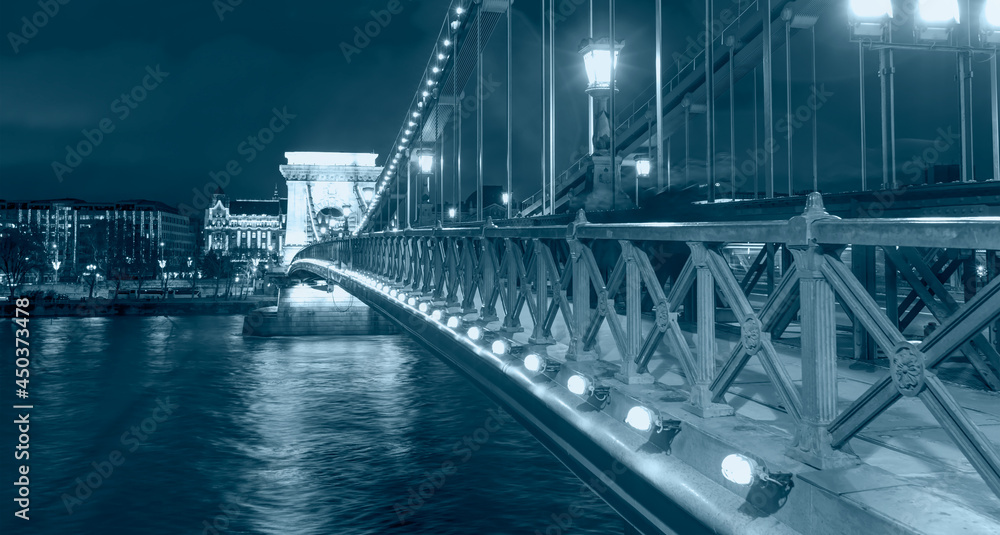 Obraz premium Chain bridge at twilight blue hour - Budapest, Hungary