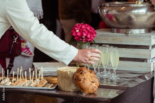 Une main se sert une flûte de champagne lors d'un banquet photo