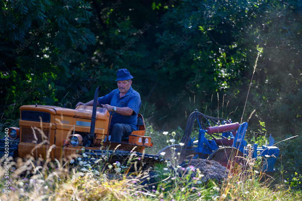 ARATURA CON TRATTORE CINGOLATO