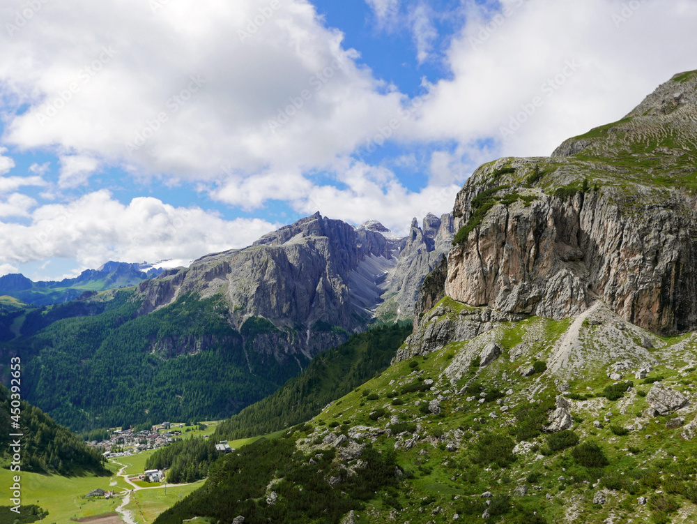 Fototapeta premium spettacolari cime delle montagne dolomitiche in Val Badia in Italia